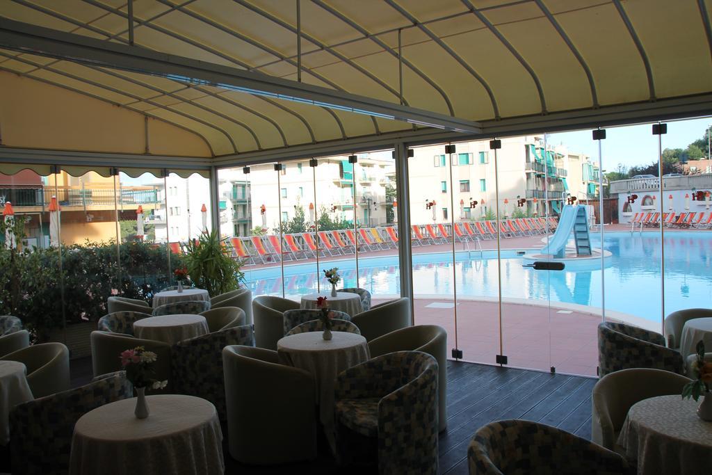 Hotel Paco Пьетра-Лигуре Экстерьер фото