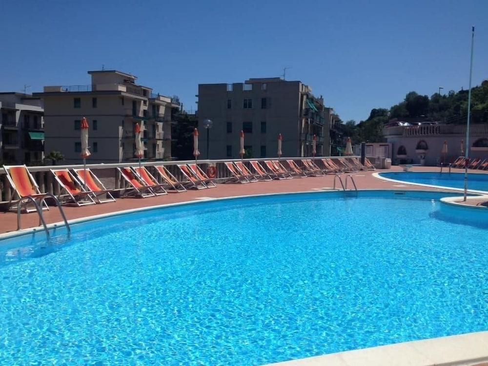 Hotel Paco Пьетра-Лигуре Экстерьер фото
