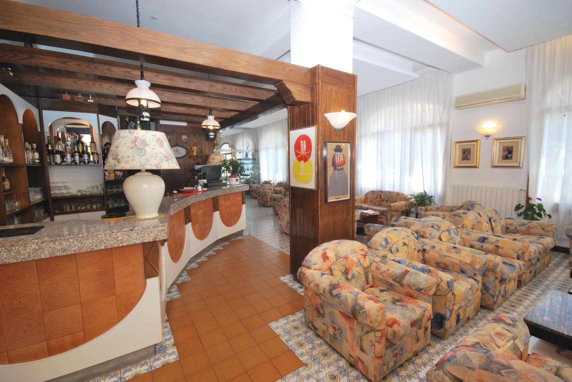 Hotel Paco Пьетра-Лигуре Экстерьер фото