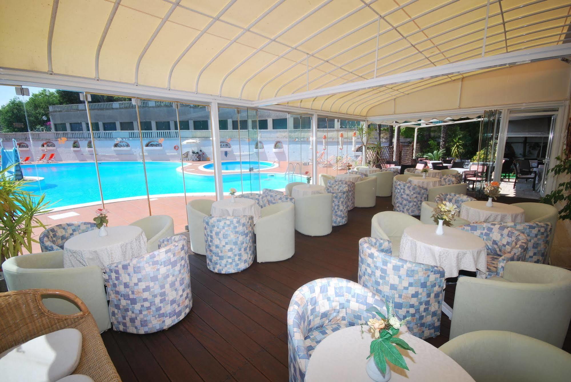 Hotel Paco Пьетра-Лигуре Экстерьер фото