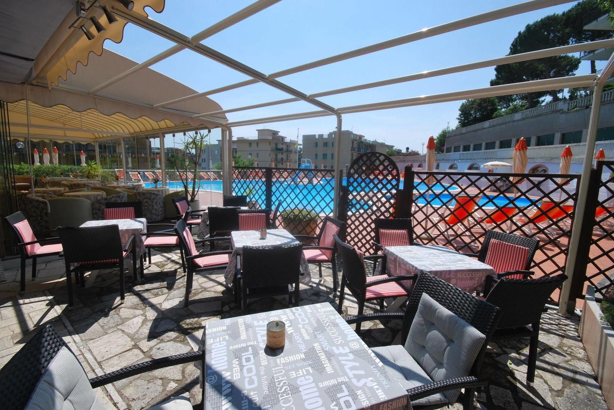 Hotel Paco Пьетра-Лигуре Экстерьер фото
